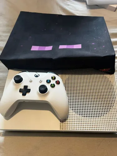 Xbox One S com controle e jogos