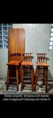 Conjunto de banco com balcão em madeira