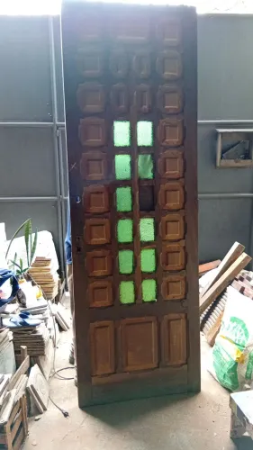 Porta de almofadas com vidro em cedro