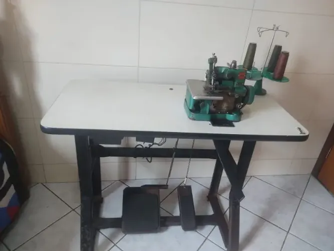 Máquina Overlock Usada