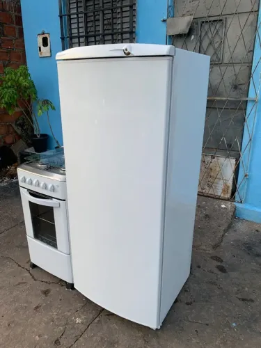 Geladeira e fogão funcionando perfeitamente