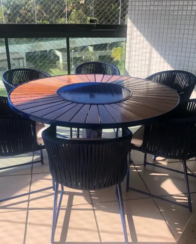 MESA COM TAMPO PIZZA DE MADEIRA E PRATO GIRATÓRIO DE VIDRO