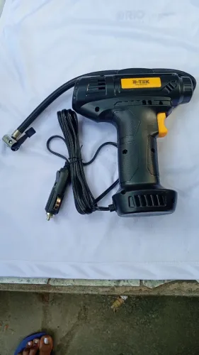 Bomba de encher pneu elétrica portátil (tomada12v isqueiro automotivo)