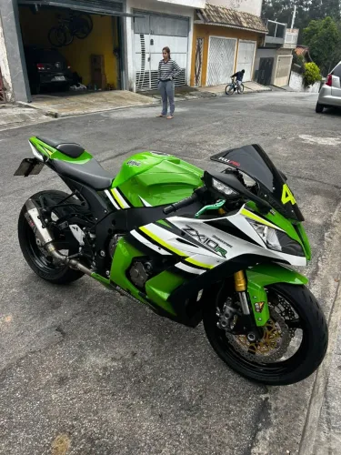 Kawasaki zx10 série edition 30 anos ( pego trocas)
