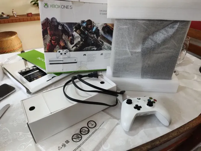 Xbox One S - Semi-novo e perfeito para a jogatina!