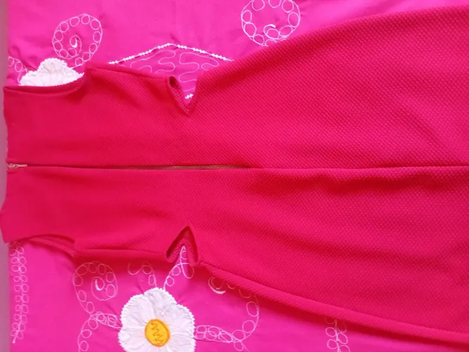 Vestido Rosa Vibrante com Detalhes Modernos