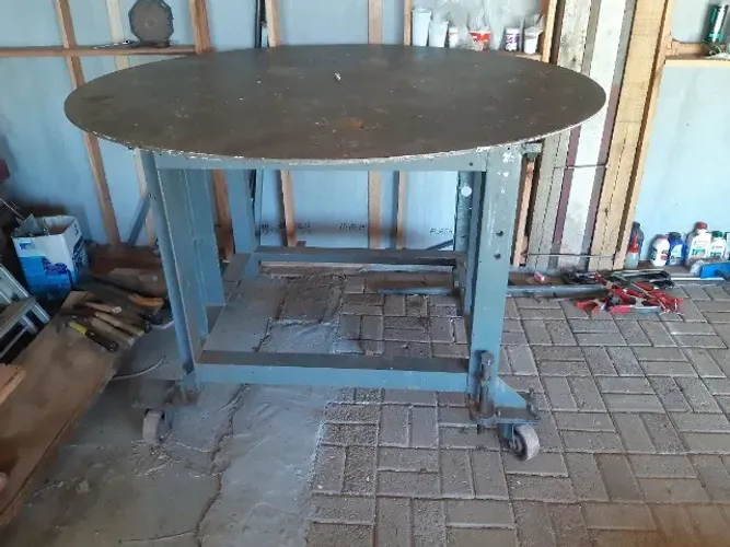 Bancada/mesa rotativa/giratória, toda em ferro. Tampo giratório com 160 cm de diâmetro e 1