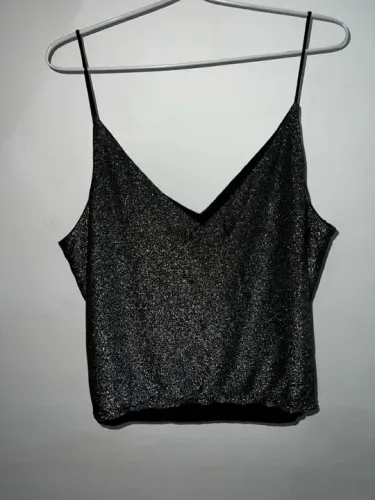 Camiseta de alça preta com brilho