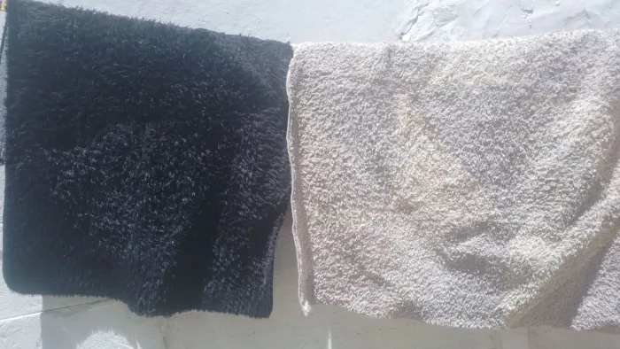 Dois Tapetes felpudos cinza claro e o outro :preto