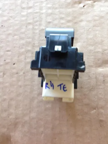 Botao Vidro Porta Traseira Esquerda Rav4 2014