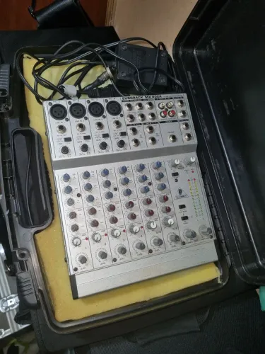 Mesa de Som Behringer Eurorack MX802A