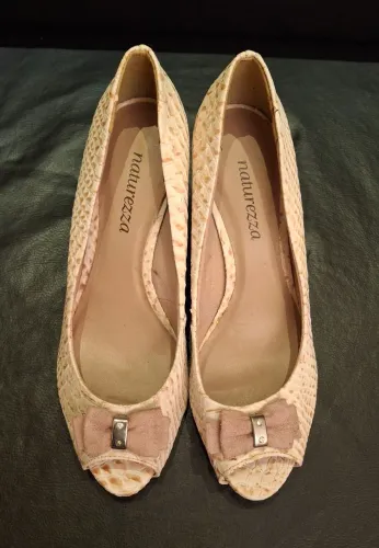 Sapatos Naturezza Peep Toe Bege com Detalhe de Laço