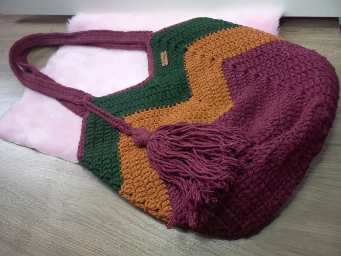 Bolsa de crochê artesanal colorida