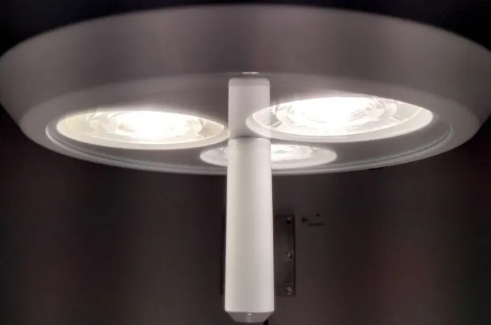 Foco Cirúrgico Novo, 03 Bulbos Grandes com 27 Leds Osram, Nota Fiscal e 1 Ano de Garantia 