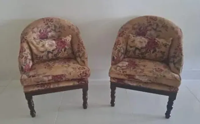CONJUNTO DE POLTRONAS ACOLCHOADAS