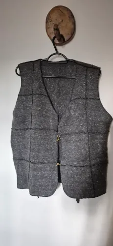 Colete de lã cinza com design único