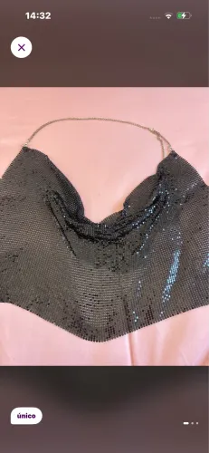 Blusa metálica preta com alça de corrente