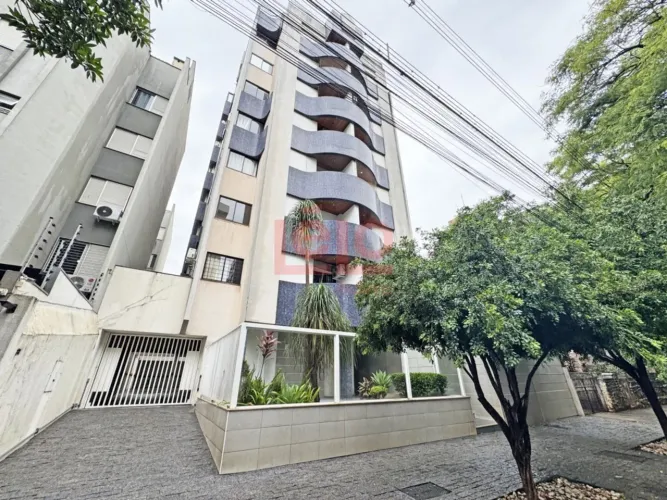 Apartamento de 3 quartos para alugar na Zona 07 em Maringá com suíte, sacada e garagem cob