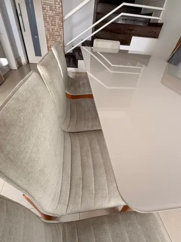 Mesa com tampo de vidro laqueado na cor off-white