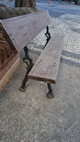 Banco de madeira e ferro