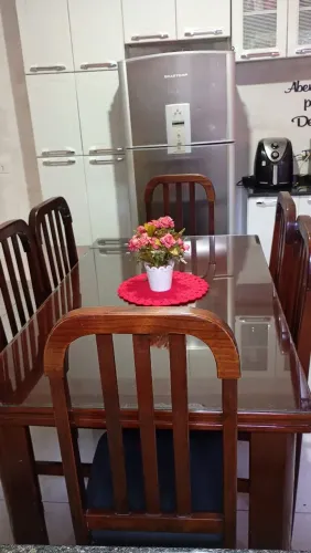 Vende-se essa mesa com 6 cadeiras.