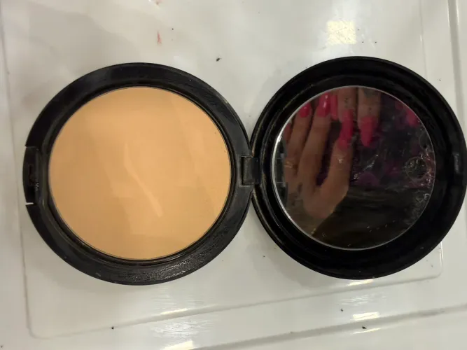 Pó compacto Mac Studio fix cor NC15 usado poucas vezes
