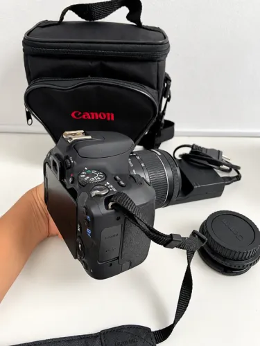 Câmera Canon SL2 + Lente kit + Bolsa de transporte