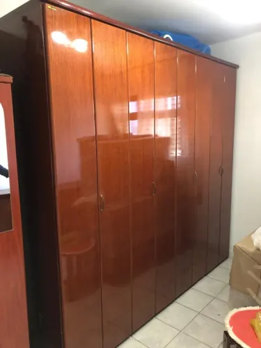 Guarda-Roupa Rudnick em Mogno ? 4 Portas