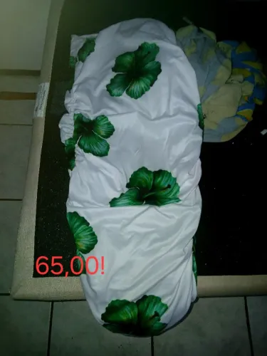 Vestido Tomara que Caia justo, com estampas de flores verde escuro