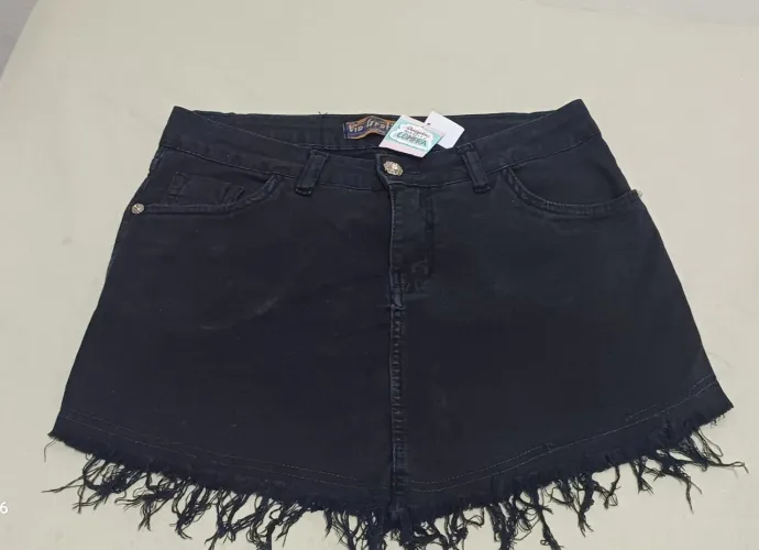 Mini saia jeans preta tamanho 44 sem laycra, usada em bom estado
