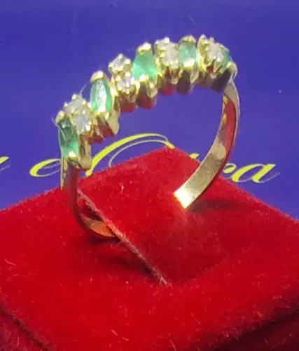 Anel Ouro 18 Kilates Peso 2.19 Gramas Diamantes 1 mm Esmeraldas 3 x 2 mm                  