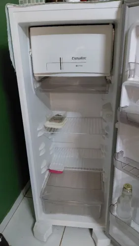 Vende-se uma geladeira 245 litros esmaltec 