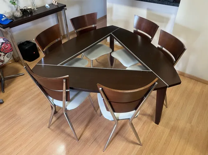 Mesa triangular com 6 cadeiras