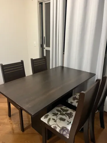 Vendo Conjunto Mesa e 4 Cadeiras