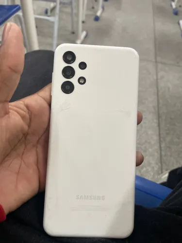 Vendo um Samsung galaxy A13 ele tá com problema no alto falante e um trinco