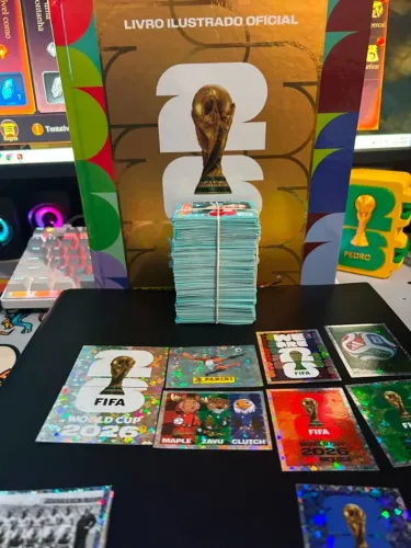 ÁLBUM Capa Dura Dourado com todas figurinhas soltas para serem coladas