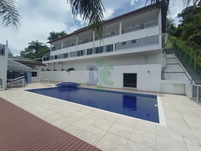 Sobrado no Condomínio Recanto dos Pássaros 900 mts. de área construída possui 6 quartos