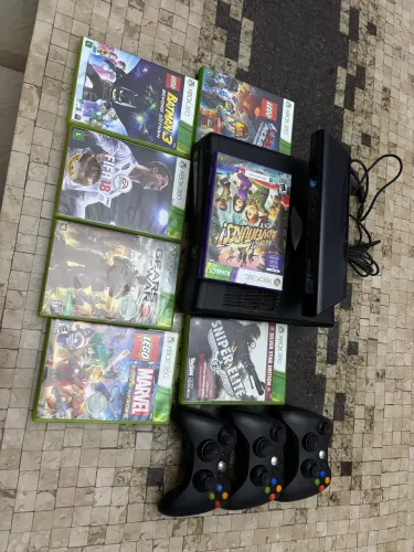 VENDO XBOX 360 + KINECT + 2 jogos KINECT e 6 jogos Xbox + 3 controles