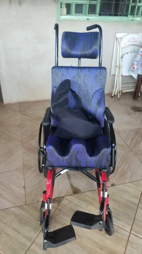 Vendo Cadeira de Rodas Infantil