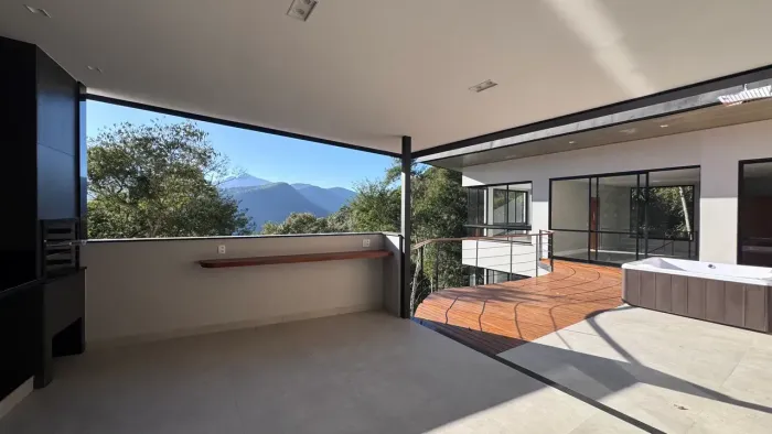 Casa à venda em condomínio com Arquitetura contemporânea, com vista em Correas, Petrópolis