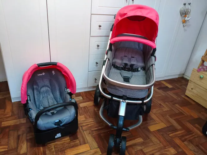 Carrinho com bebê conforto safety 