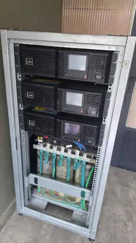 Nobreak Trifásico Emerson 3 peças de 20KVA UHA3R-0200L, com rack e transformador