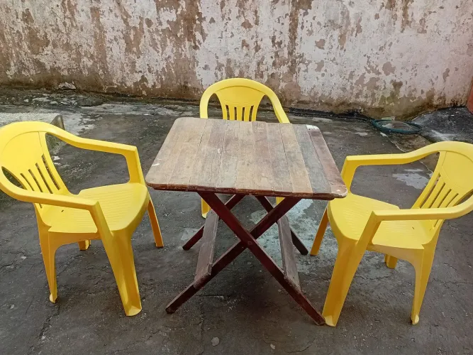 Mesa de madeira com 03 cadeiras 