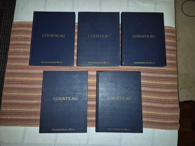 5 volumes da enciclopédia dos mares de Jacques Cousteau