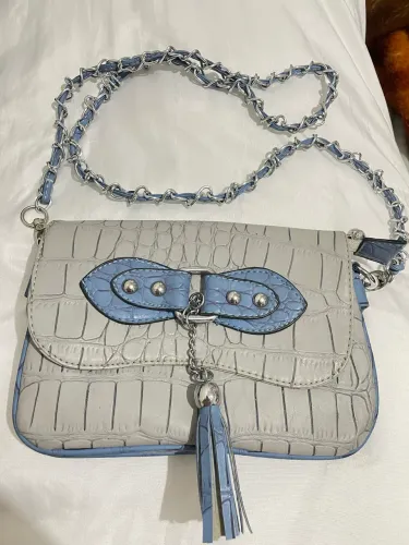 Bolsa Tiracolo Feminina Cinza Textura Croco com Alça de Corrente