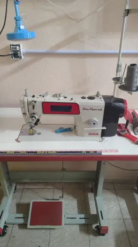 Máquina de costura reta eletrônica.