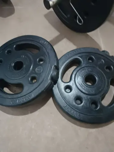 Vendo 4 Anilhas de 5 kg , 2 de 3 kg , 2 barras e 2 presilhas 