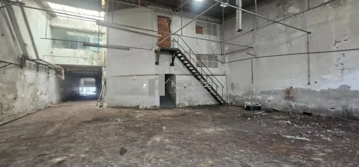 Aluga-se Galpão de 750m² juntamente com andar comercial na rua Pedro Alves