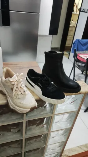 2 tênis e uma bota feminino