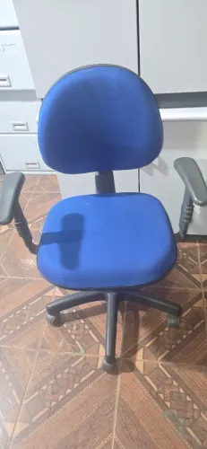 Cadeira giratória modelo Secretária